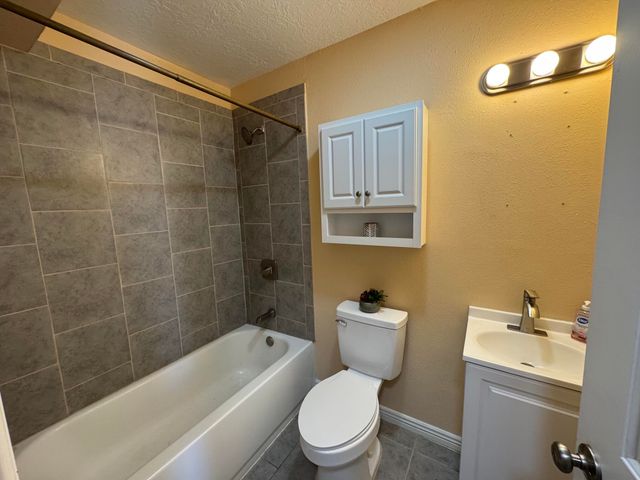 613 Keleher Avenue NW, Albuquerque, NM 87102