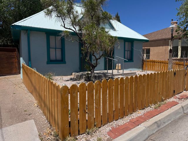 613 Keleher Avenue NW, Albuquerque, NM 87102
