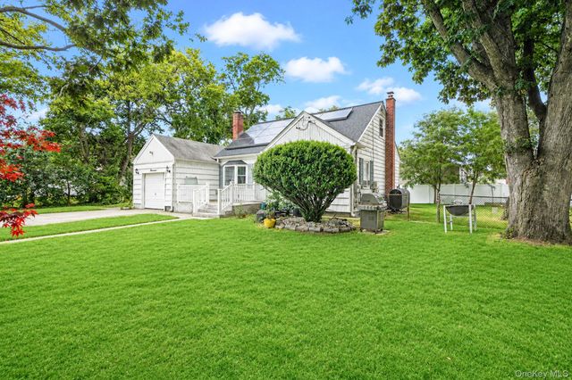 17 Maple Street, Brentwood, NY 11717