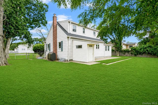 17 Maple Street, Brentwood, NY 11717