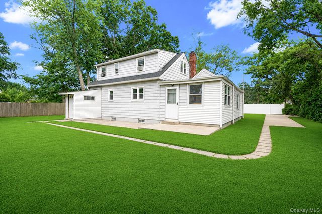 17 Maple Street, Brentwood, NY 11717