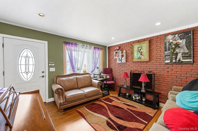 17 Maple Street, Brentwood, NY 11717
