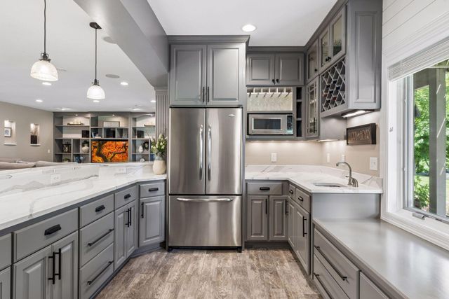 7638 Ridgeview Way, Chanhassen, MN 55317