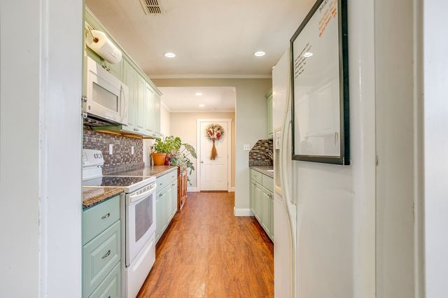 1215 N Elm Street, Weatherford, TX 76086