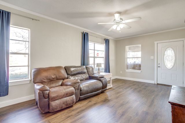 1215 N Elm Street, Weatherford, TX 76086