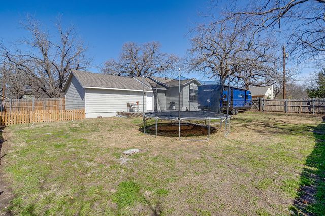 1215 N Elm Street, Weatherford, TX 76086