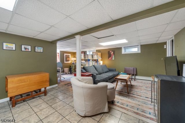 13 Lockwood Dr, Clifton City, NJ 07013