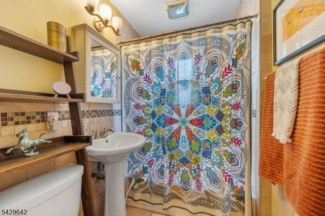 13 Lockwood Dr, Clifton City, NJ 07013