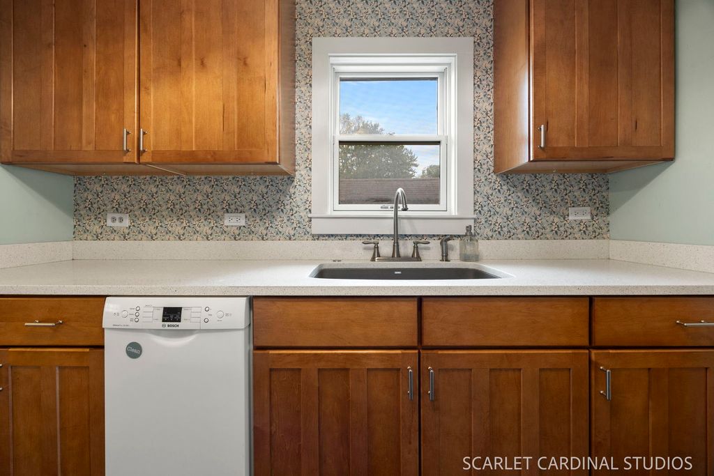 28W634 Malvin Albright Street, Warrenville, IL 60555 — photo 5