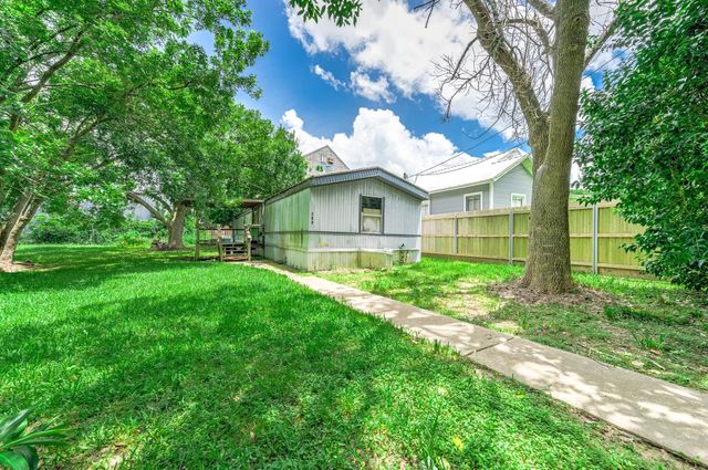 804 Chatman Street, Alvin, TX 77511