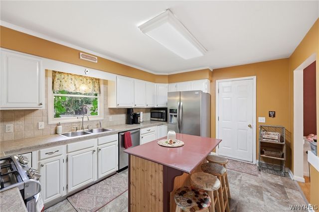 6 Chestnut Hill Lane, Amherst, NY 14221