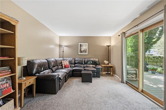 6 Chestnut Hill Lane, Amherst, NY 14221