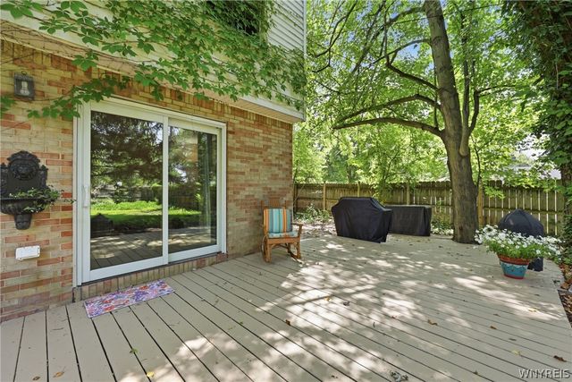 6 Chestnut Hill Lane, Amherst, NY 14221