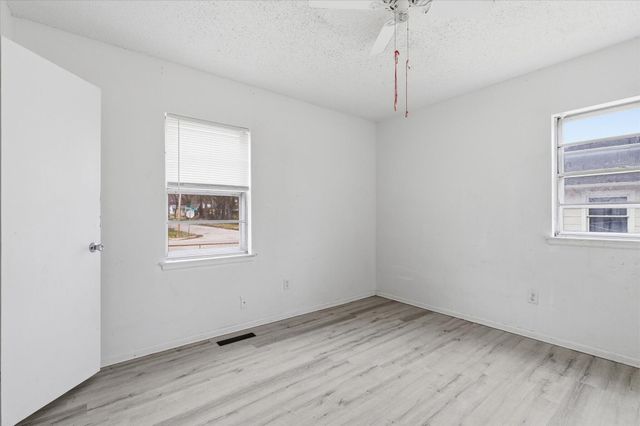 944 W Division Street, Springfield, MO 65803