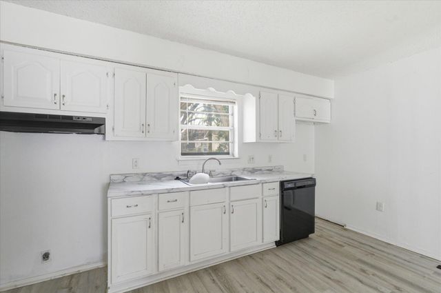 944 W Division Street, Springfield, MO 65803