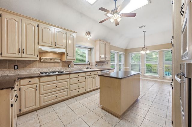 1616 Oak Creek Drive, Hurst, TX 76054