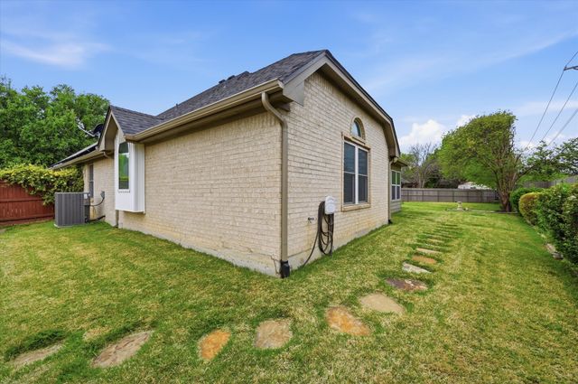 1616 Oak Creek Drive, Hurst, TX 76054