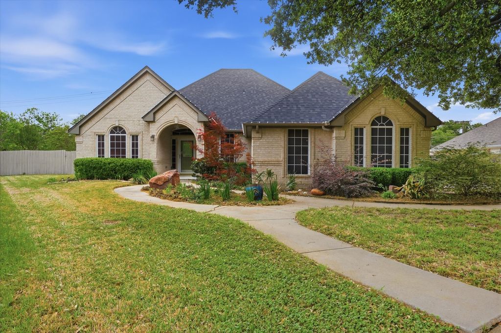 1616 Oak Creek Drive, Hurst, TX 76054