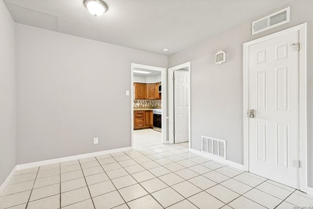 170 De Chantle Rd Apt 401, San Antonio, TX 78201
