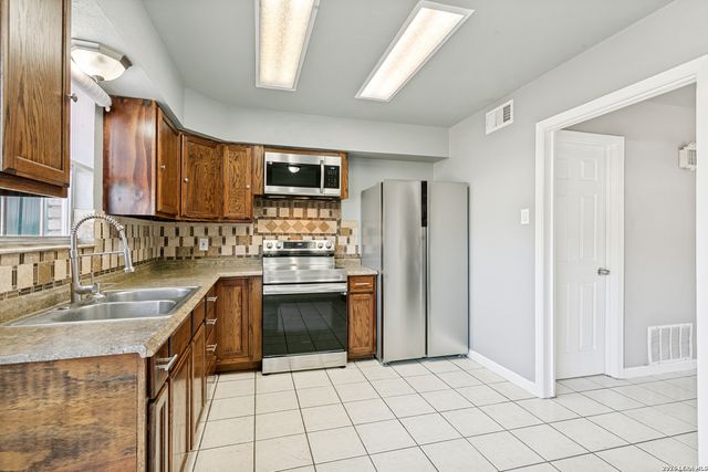 170 De Chantle Rd Apt 401, San Antonio, TX 78201