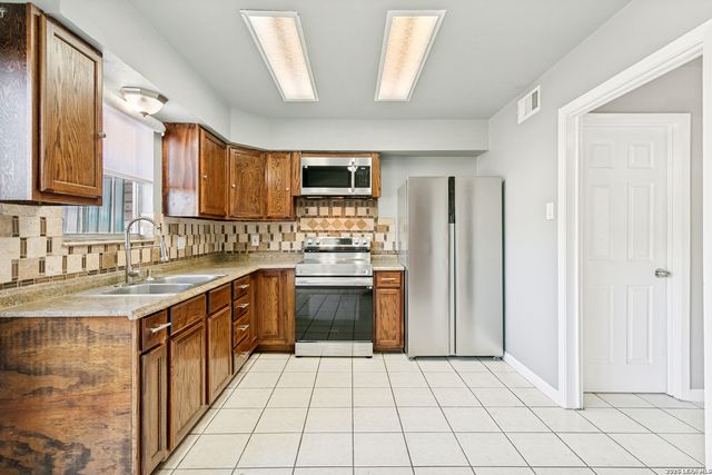 170 De Chantle Rd Apt 401, San Antonio, TX 78201