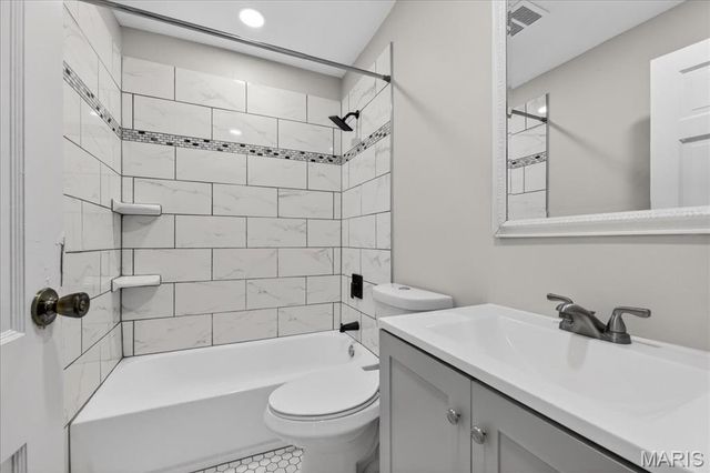 6851 Raymond Avenue, University City, MO 63130