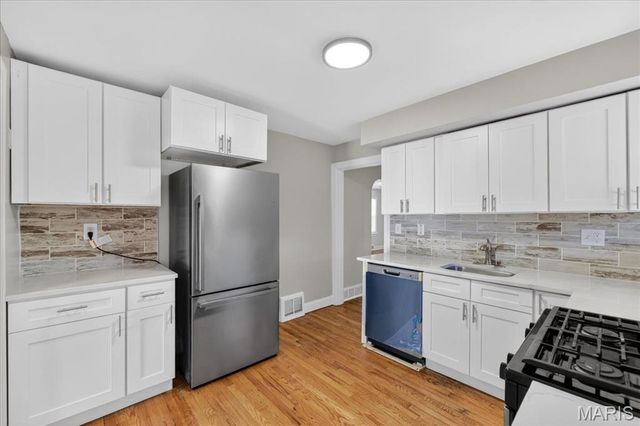 6851 Raymond Avenue, University City, MO 63130