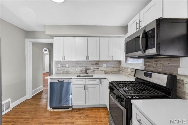 6851 Raymond Avenue, University City, MO 63130