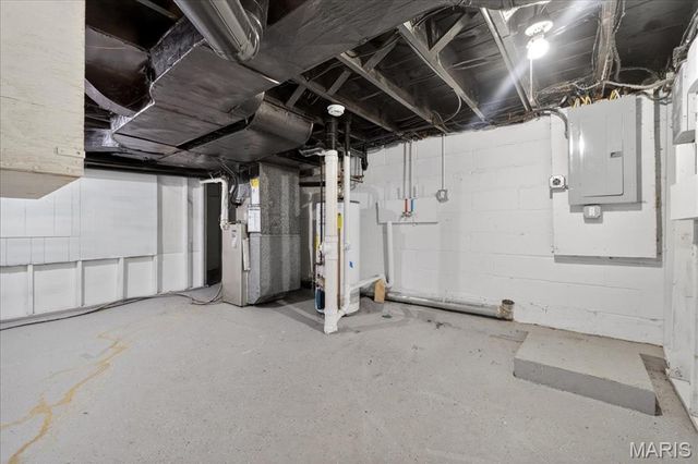 6851 Raymond Avenue, University City, MO 63130