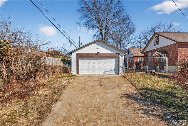 6851 Raymond Avenue, University City, MO 63130