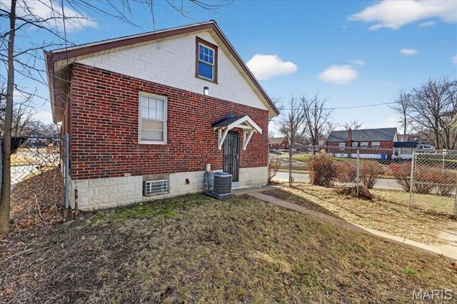 6851 Raymond Avenue, University City, MO 63130