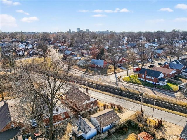 6851 Raymond Avenue, University City, MO 63130