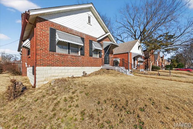 6851 Raymond Avenue, University City, MO 63130