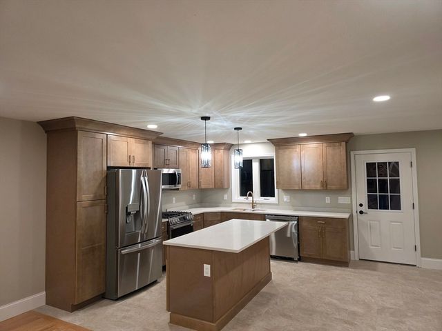 9 Trues Pkwy, Sandown, NH 03873