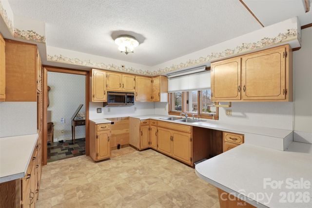 107 33rd Avenue NW, Hickory, NC 28601