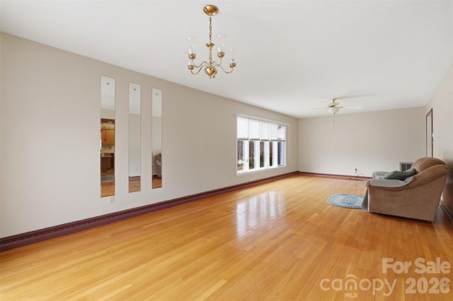 107 33rd Avenue NW, Hickory, NC 28601