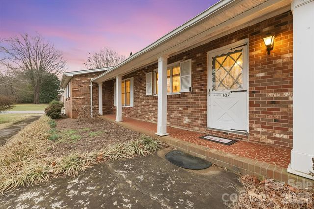 107 33rd Avenue NW, Hickory, NC 28601