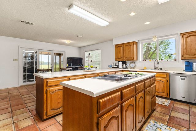 350 Ullrich, Marion, TX 78124