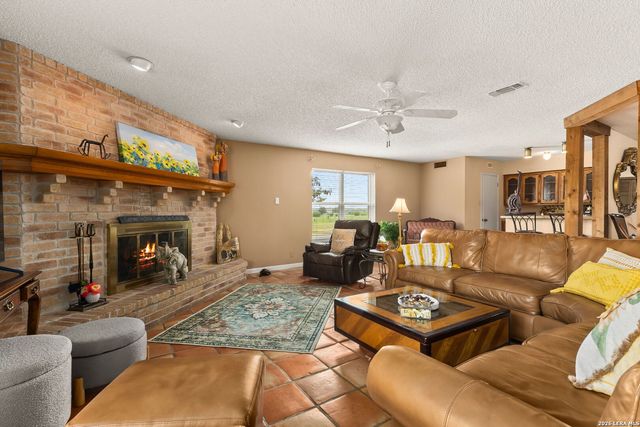 350 Ullrich, Marion, TX 78124