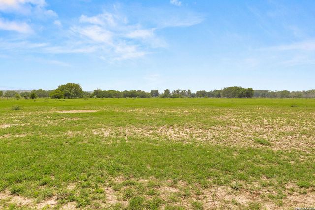 350 Ullrich, Marion, TX 78124