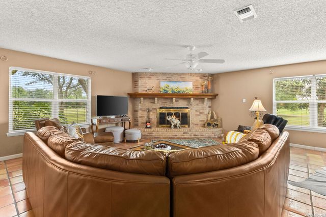 350 Ullrich, Marion, TX 78124