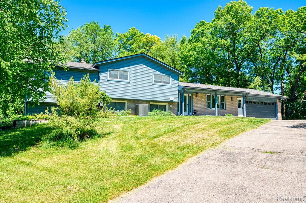 940 Rowland Road, Addison Township, MI 48367