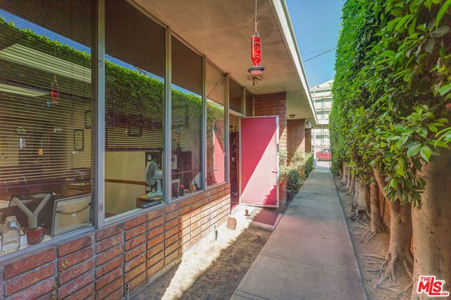 8512 Whitworth Drive, Los Angeles, CA 90035