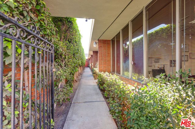 8512 Whitworth Drive, Los Angeles, CA 90035