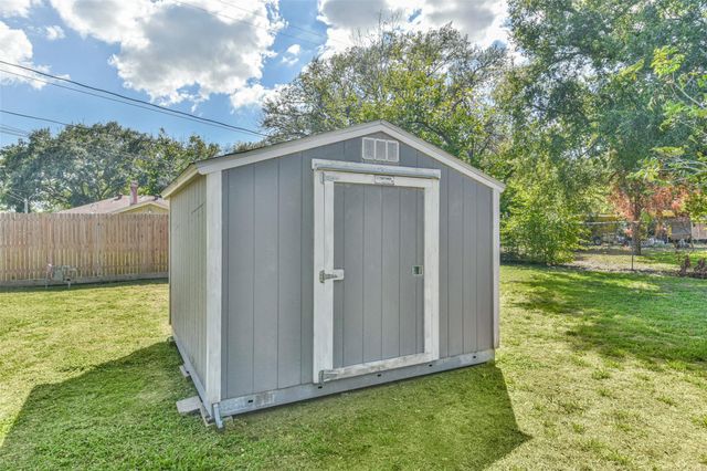 105 Live Oak Street, Baytown, TX 77520