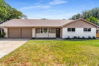 93 Regents Park, Bedford, TX 76022