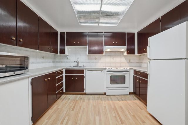 1031 Crestview Drive 216, Mountain View, CA 94040
