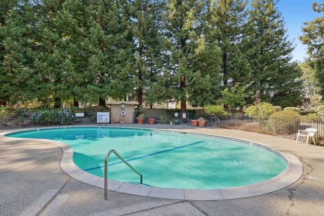 1031 Crestview Drive 216, Mountain View, CA 94040