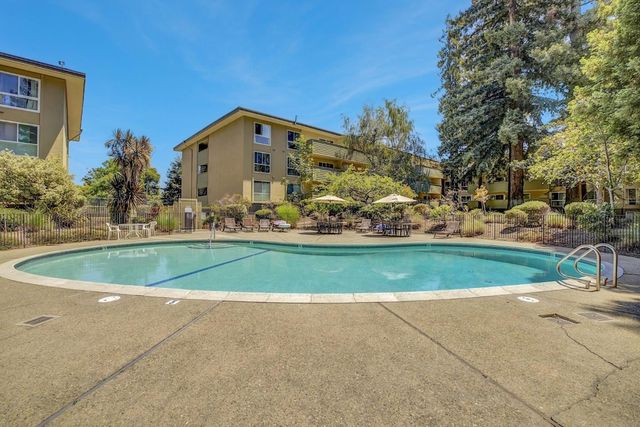 1031 Crestview Drive 216, Mountain View, CA 94040