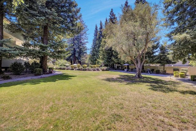 1031 Crestview Drive 216, Mountain View, CA 94040